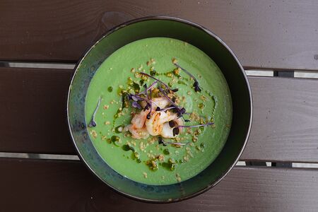 Крем-суп из брокколи с креветками