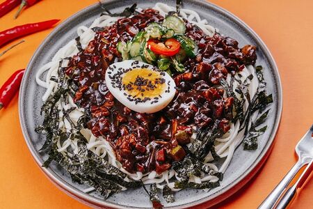 Чачжанмён со свининой и овощами