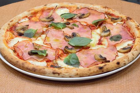 Пицца ветчина и грибы