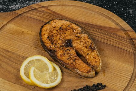 Стейк из семги на углях