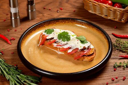 Брускетта с томатами, баклажаном и страчателлой