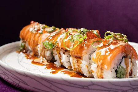 Филадельфия с лососем и красной икрой