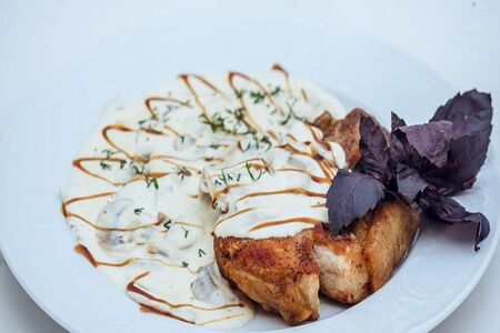 Свиная корейка под грибным соусом