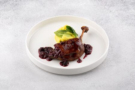 Утиная ножка конфи с соусом смородиновый демиглас и пюре со шпинатом