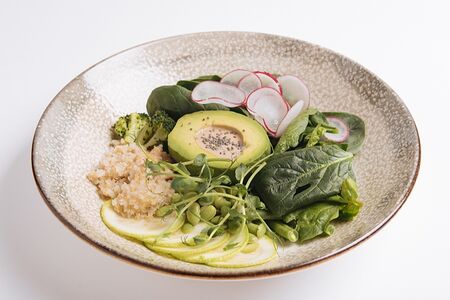 Салат с авокадо и зелеными овощами