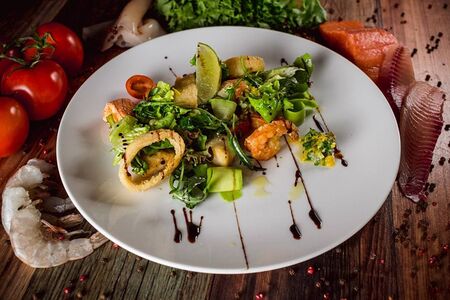 Теплый салат с морепродуктами