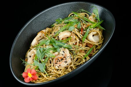 Яичная лапша с морепродуктами