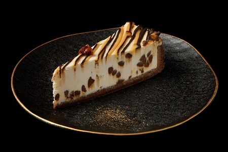 Чизкейк с шоколадом, карамелью и орехами