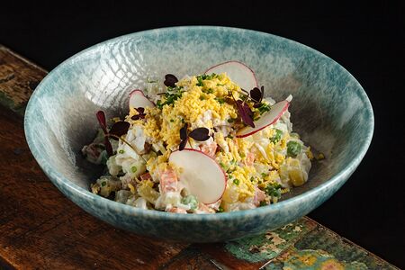 Салат Оливье с копчёным куриным бедром и горошком