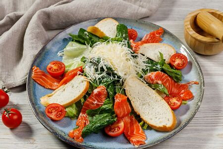 Салат Цезарь с сёмгой