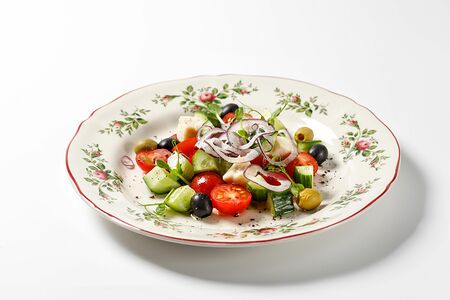 Салат из свежих овощей с выдержанным домашним сыром