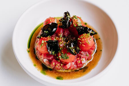 Тартар из тунца с моченым арбузом и древесными грибами