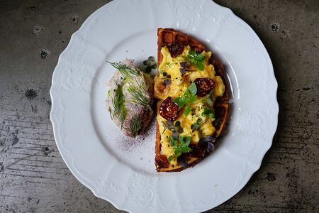 Риет из лосося, скрэмбл, картофельная вафля