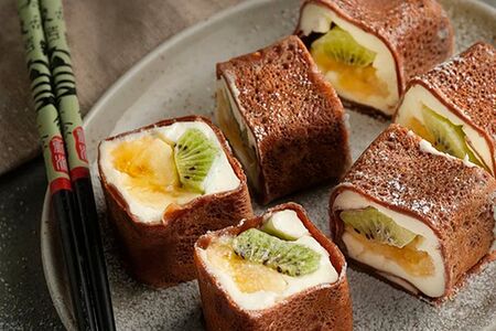 Сладкие роллы с киви и бананом