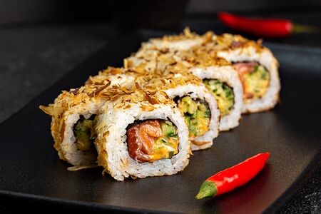 Острый ролл с лососем