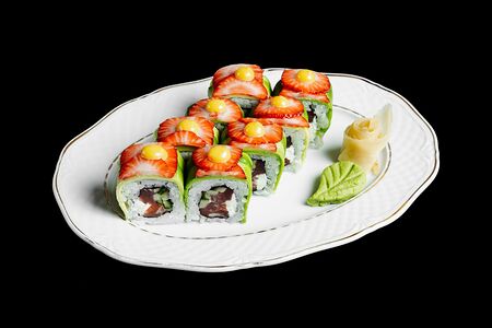 Ролл с лососем, тунцом, авокадо и клубникой