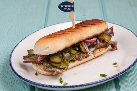 Хот-дог с иваси и корнишонами