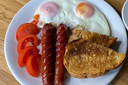 Яичница с колбасками, томатами и тостом