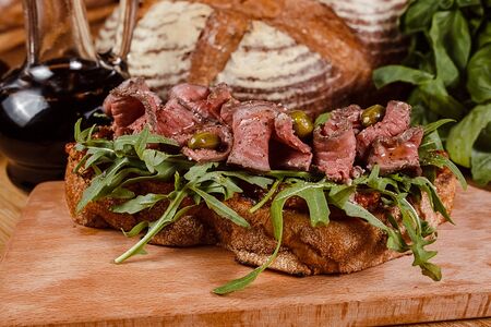 Брускетта с телятиной