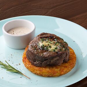 Филе Миньон с картофелем Хашбраун и перечным соусом