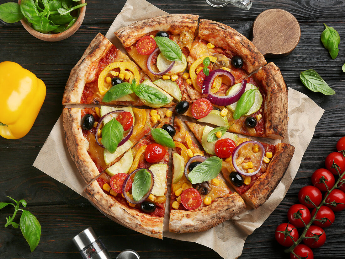 Идеи фотосессии с пиццей. Девушка с пиццей. Пицца баварская ташир. Кусок пиццы и кофе. "пицца".