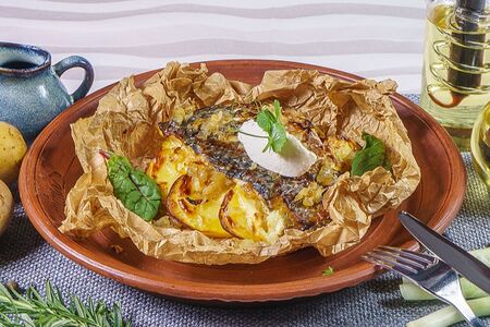 Филе пиленгаса на лепешке с картофельными дольками в сливочном соусе