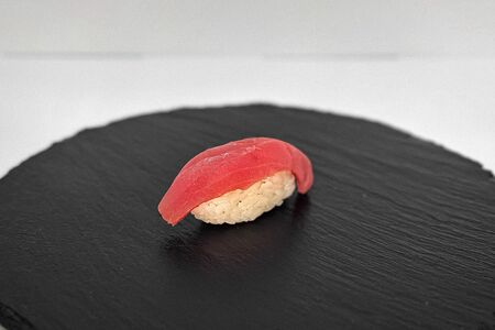 Суши с тунцом