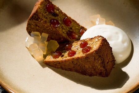 Морковный пирог с цукатами и орехами