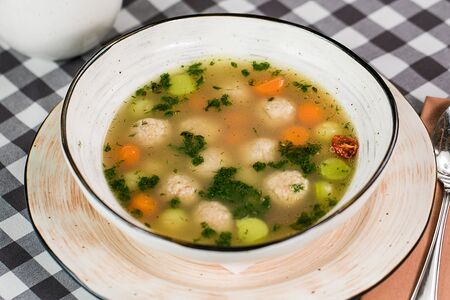 Консоме с фрикадельками из цыплёнка и овощами