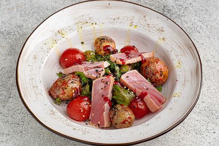 Теплый салат с тунцом