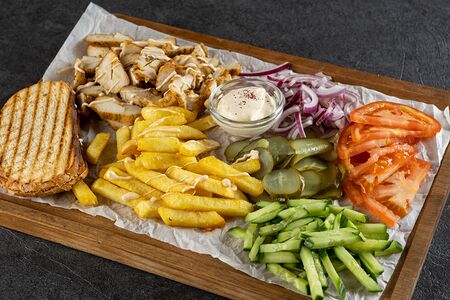 Шаверма на тарелке с говядиной