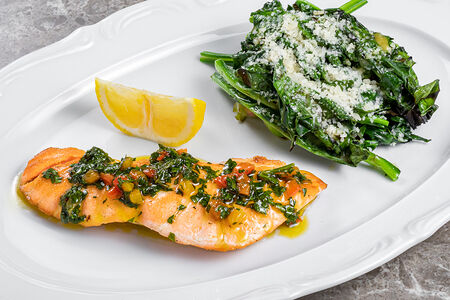 Стейк из лосося, шпинат