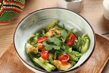 Салат с креветкой и авокадо