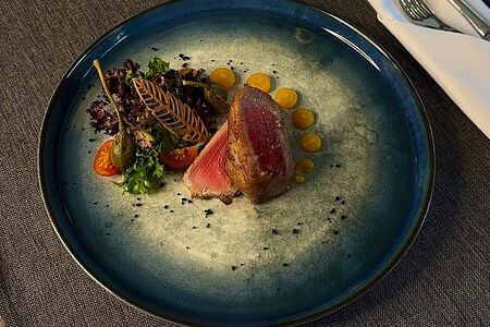 Тунец на гриле с соусом апельсиновый чили