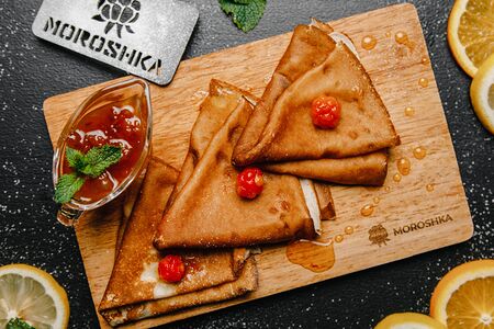 Блины с вареньем из морошки