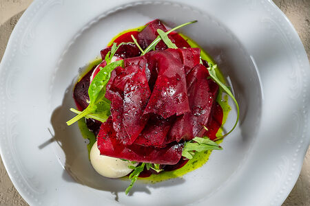 Свекла, моцарелла, смородина