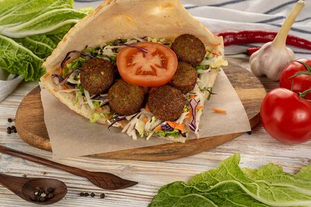 Донер в хлебе с фалафелем