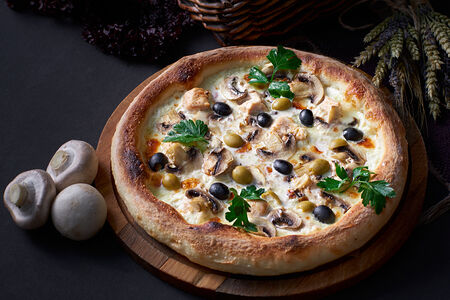 Пицца с курицей и грибами