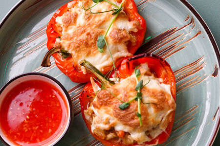 Перец, запеченный с куриным филе и моцареллой