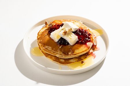 Панкейк с камамбером и джемом