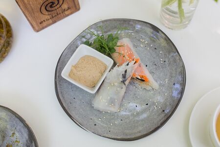 Спринг-ролл с фунчозой, морковью и тофу