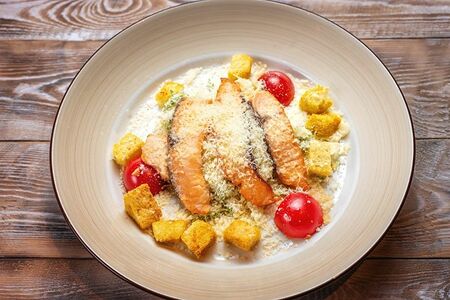 Салат Цезарь с лососем