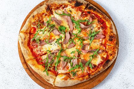 Пицца с уткой, спелой грушей и сыром горгонзола