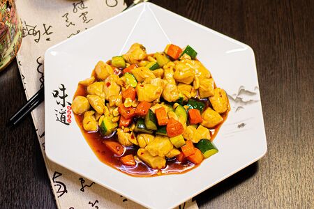 Курица с арахисом