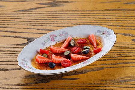 Ванильный крем-брюле с ягодами