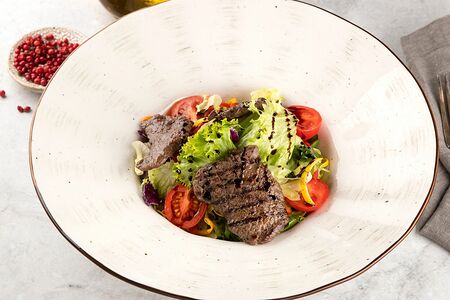 Тёплый салат с телятиной