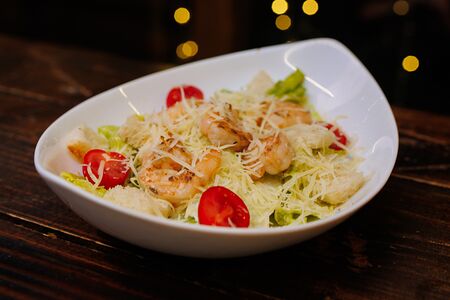 Салат Цезарь с креветками