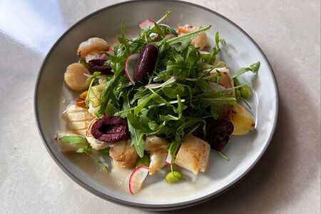 Теплый салат с креветками