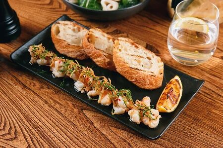 Жареные креветки с имбирем и чили