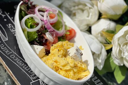 Скрембл с сыром Фета под соусом песто